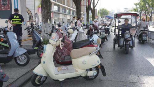 金鹰商圈周边占道停车乱象频发