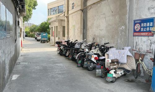 小区通道长期被占成停车点 居民通行不便忧心安全隐患