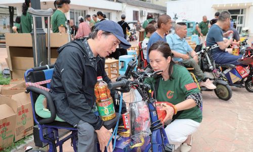 凤凰慈善慰问环卫工人与残疾人士