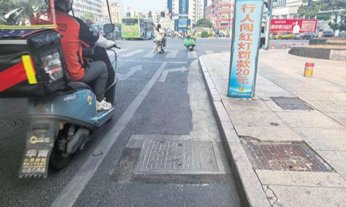 窨井周边路面破损坑洼影响通行