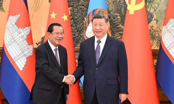 习近平会见柬埔寨人民党主席、参议院主席洪森