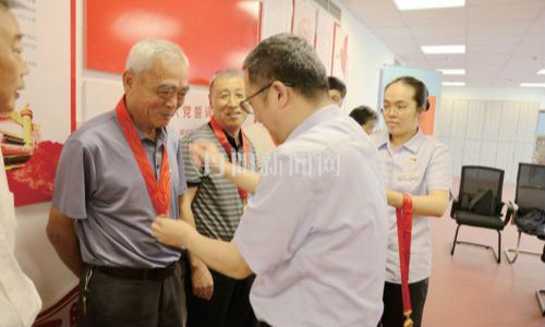 老党员喜领“光荣在党50年”纪念章