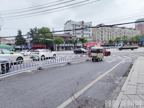 路口遮阳篷拆除一年未复装