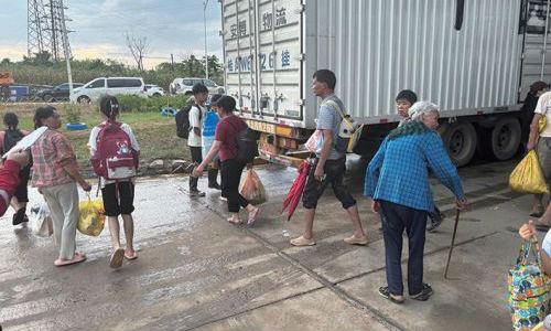 丹阳游子奔波洪灾一线 500个移动电源点亮灾区“连心微光”