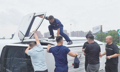 车辆发生侧翻导致九人被困 消防人员途经施救全员平安