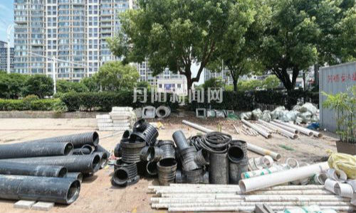施工材料长期堆放小区外围 居民盼能及时清运恢复整洁