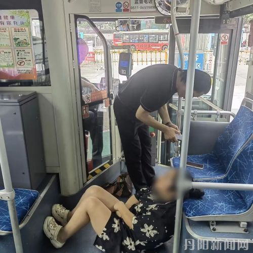 图为公交工作人员紧急拨打急救电话全力救助突发不适乘客。