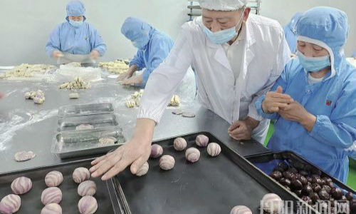 中秋月饼开炉生产