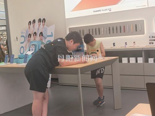手机体验店成暑期孩子“免费电玩区”
