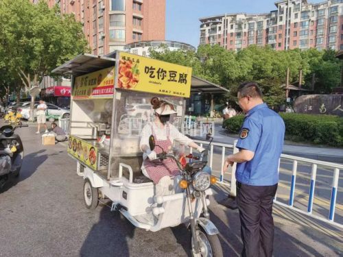 战高温守一线 守护城市“烟火气”