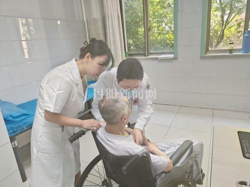 贴心陪诊化解老年人独自就医难题