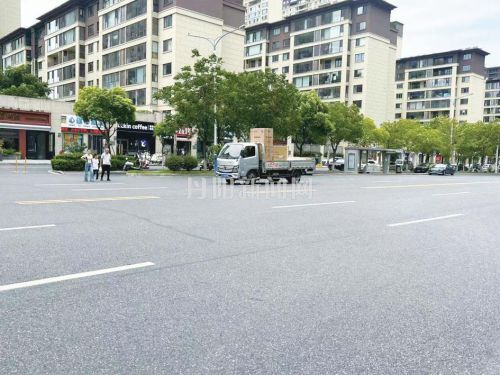 小区门外无斑马线 行人过街胆战心惊