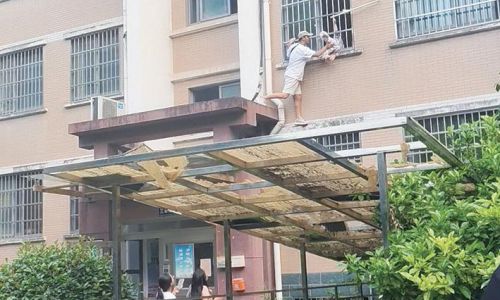 危急时刻，他徒手攀台救下悬窗幼童