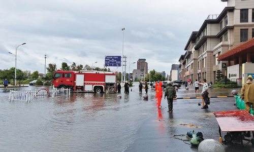 多方紧急排涝抢险 处置小区路段积水