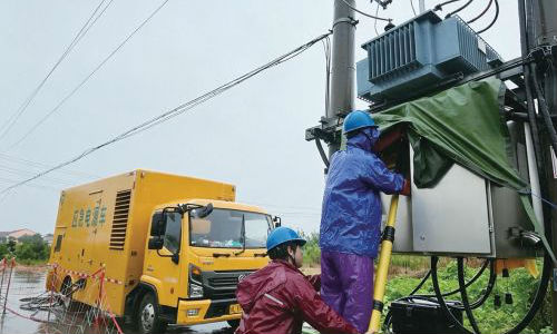 迎风冒雨火速抢修 守护群众可靠用电