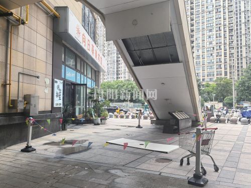 【八姑娘帮你忙】电梯装饰板遭台风损毁脱落存隐患