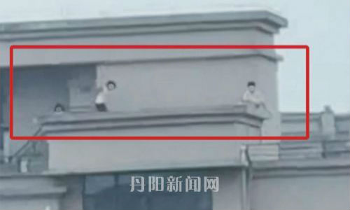 孩童高层楼顶嬉戏 高空隐患敲响安全警钟