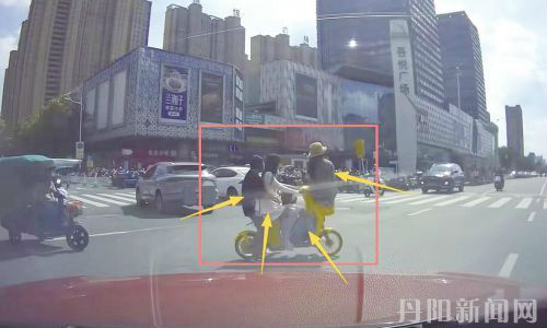 四人同挤一辆共享电单车 街头车流中穿行险象环生