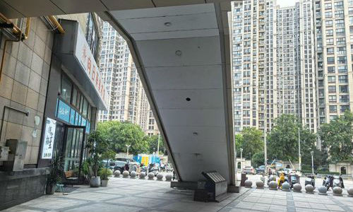 受损扶梯装饰板已修复