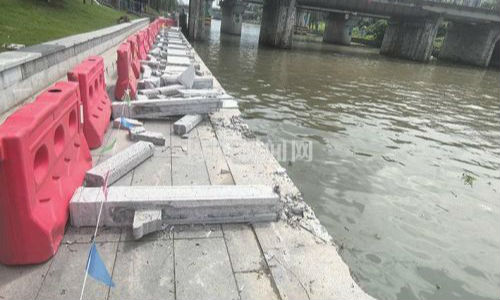 九曲河滨河步道部分护栏被船只撞毁