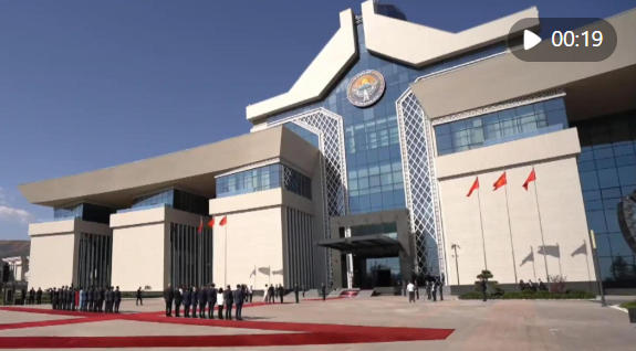国家主席习近平出席吉尔吉斯斯坦总统扎帕罗夫举行的欢迎仪式
