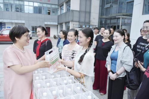 心连心药店开展尊师重教慰问活动