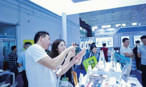 我市企业亮眼中国国际眼镜业展览会