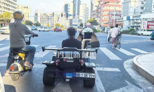 危险！卡丁车竟上路行驶