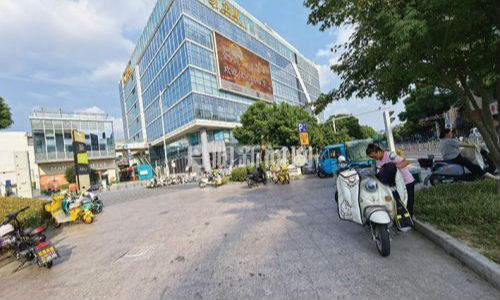 绿岛沦为非机动车“停车场” 占道停放干扰通行亟待整治
