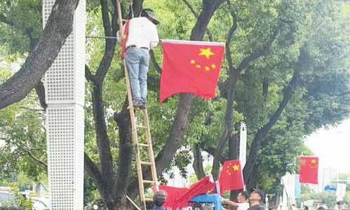 挂国旗迎双节 开发区涌动“中国红”