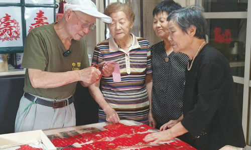 八旬匠人剪红韵，方寸喜纸传非遗