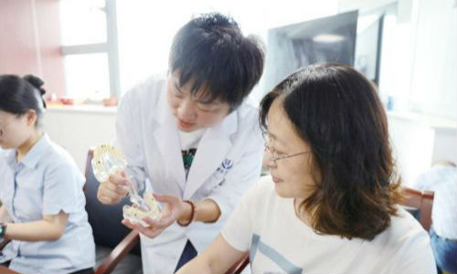 农业银行丹阳支行举办爱牙护齿关爱健康活动