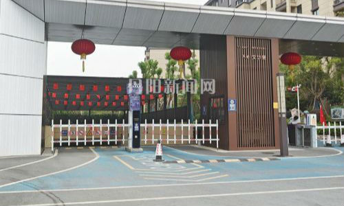 小区绽放“中国红”，国庆氛围入家门