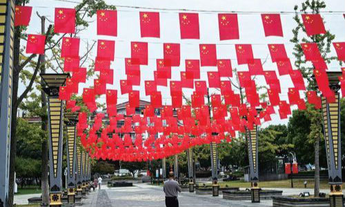 我市扮靓市容喜迎“双节”