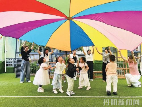 荆林中心幼儿园开展亲子户外游戏活动