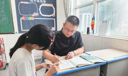 三十年，用“笨办法”把一批批孩子摆渡出乡野