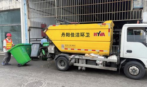 “环卫橙”节日在岗守护城市洁净