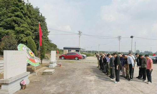 镇江市新研会丹阳小组祭扫王巷革命烈士陵园
