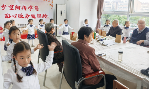 天誉苑社区老少同乐欢度重阳