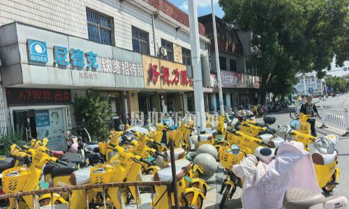 共享电单车扎堆占道 丹阳站南广场通行遇堵